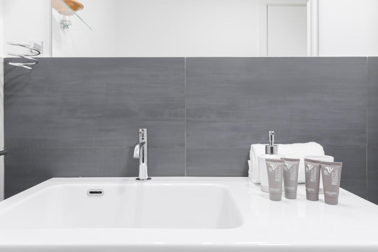 Amoretti Apartment, 6 Persone, 3 Camere, 2 Bagni, Balcone, Wi-Fi, Metro B Monti Tiburtini Rome Bagian luar foto